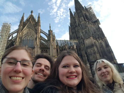 Autorinnen vor dem Kölner Dom