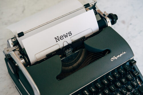 Schreibmaschine mit News-Blatt